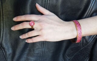 Bracelet et bague fuchsia en cuir de saumon Bracelet et bague fuchsia en cuir de saumon