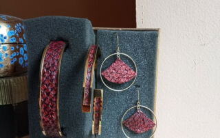 Parure fuchsia en cuir de saumon Parure fuchsia en cuir de saumon